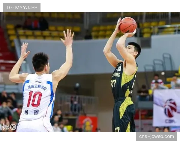 特写：奥运资格赛决胜时刻，教练在场边嘶吼指导的紧张瞬间